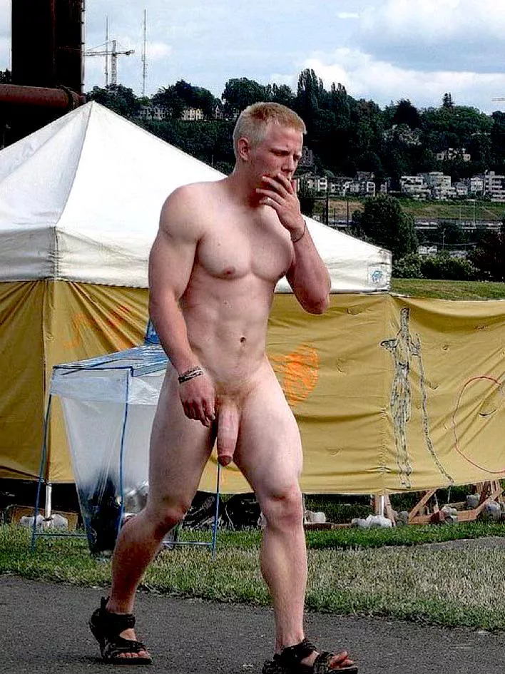 Now that’s a SCHLONG 🥵 posted by TomSchwartzy