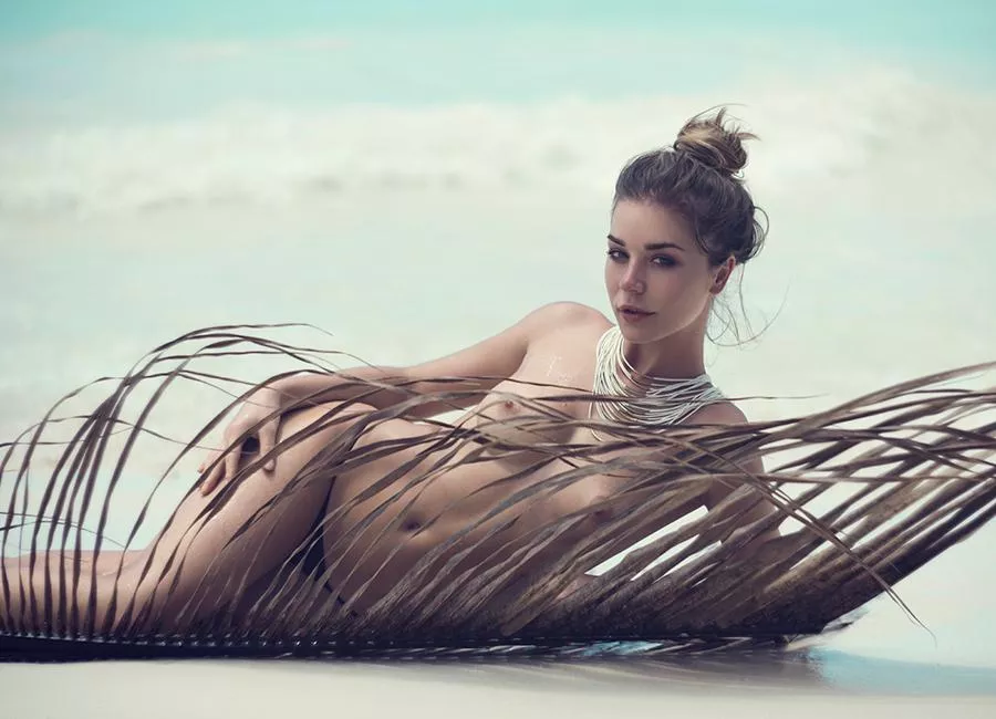 On her side posted by giucanever