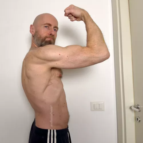 Ready for a push-up challenge with Edo? Winner gets a blowjob, of course by EdoSilverXXX