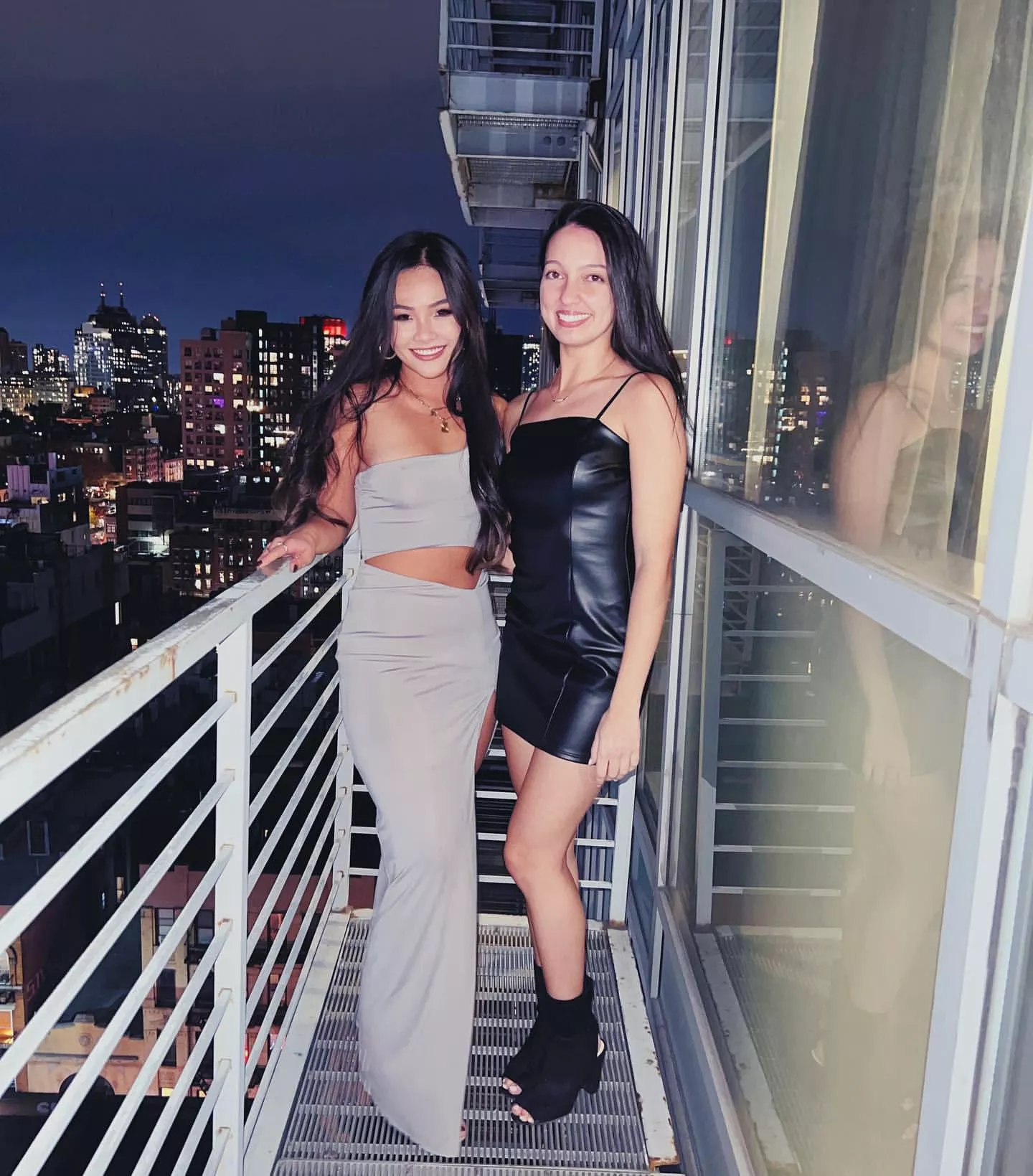 [2] Balcony Babes posted by whitetoweltw