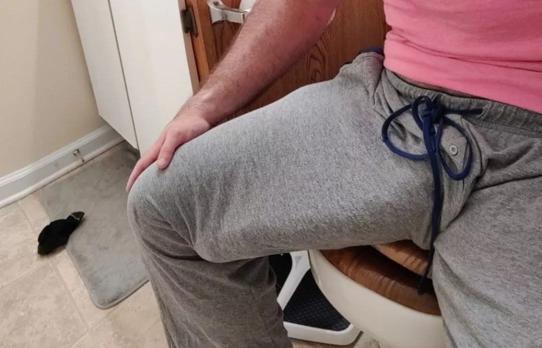 a flattering Angle in the sweats. posted by HugeThrowAway5000