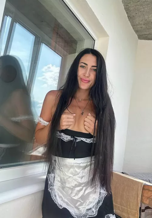 Do you like how my naked body looks from the back? by EliseDavise