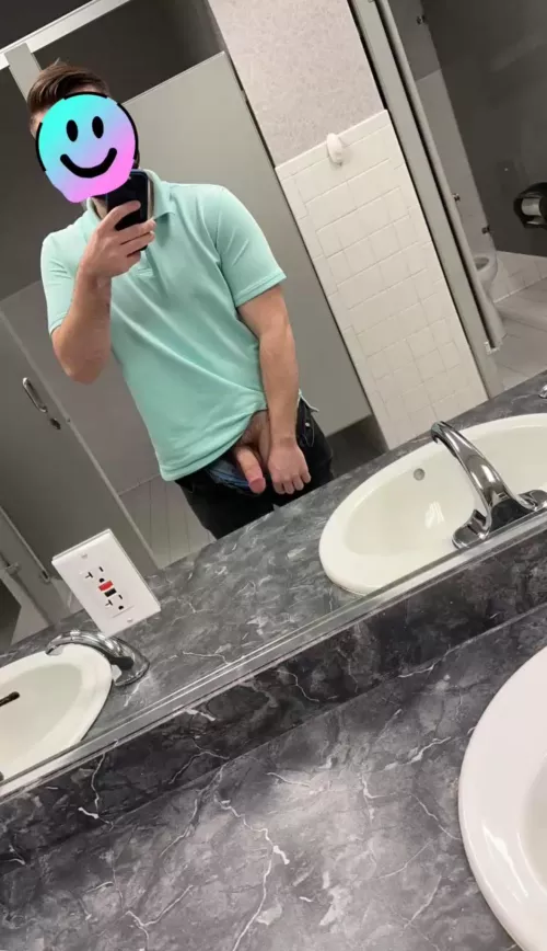 Happy Friday! Come help keep me entertained till I’m off work 😅 DMs open by MrJJ19