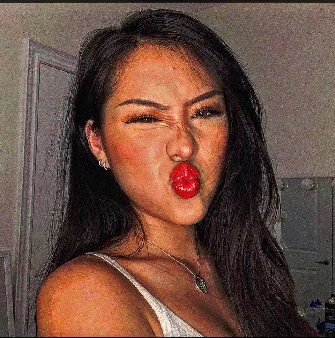 Kristen here!! Ready for the weekend? Read my bio 😙 posted by LipLoverXO