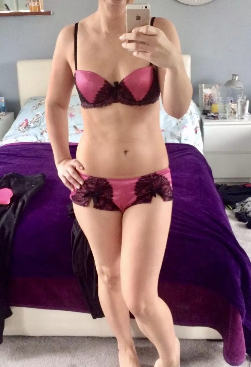 The first photo I sent to my hubby! Would you have stuck around? posted by Successful_Fruit_654