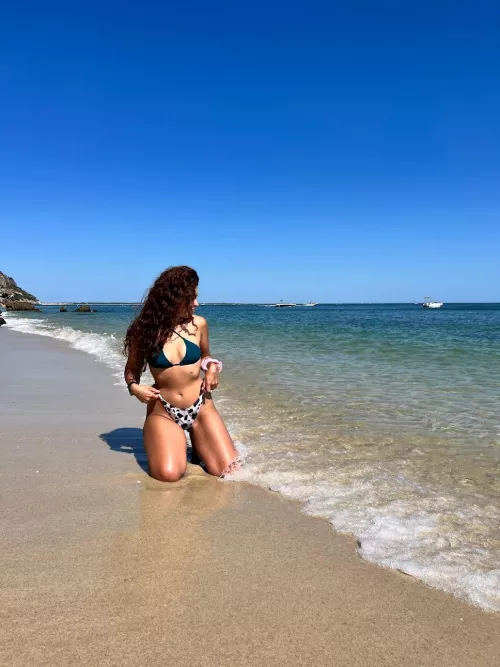 Waiting for your hands on my pretty body! by Isabellaacurlyys