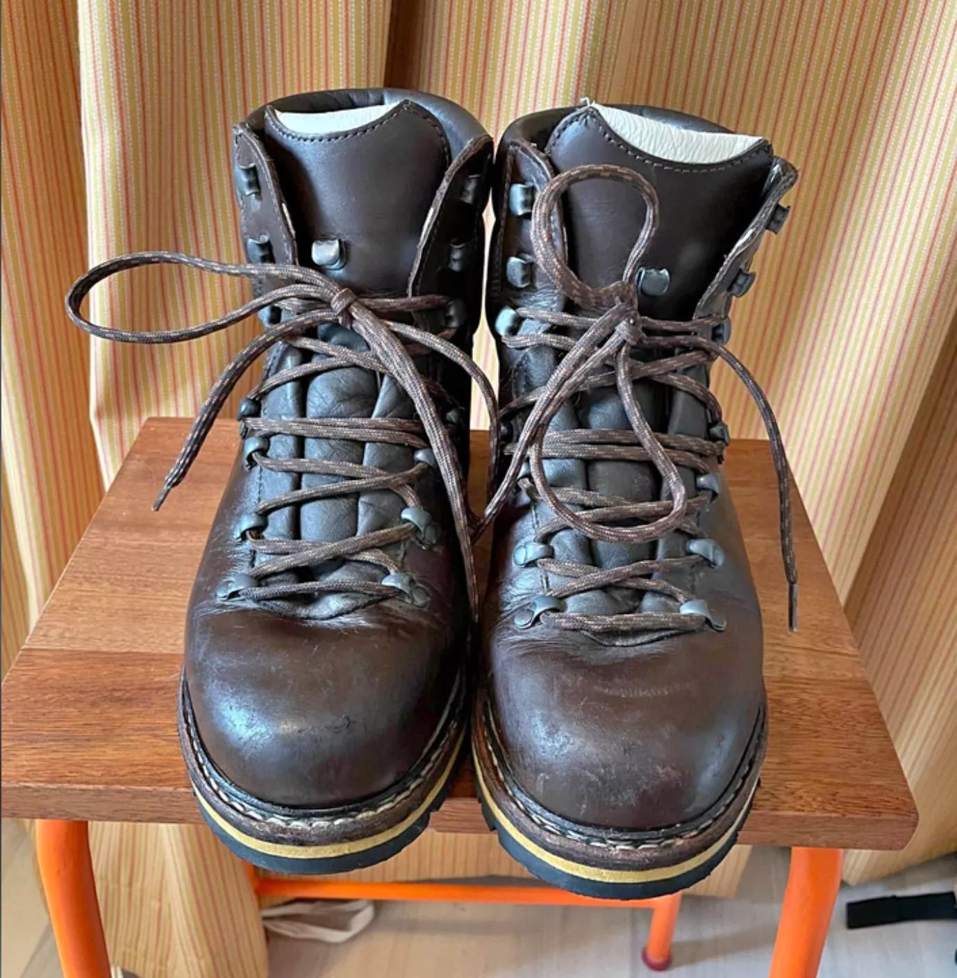 Can anybody identify these shoes? (thank you!) posted by Bitchingo