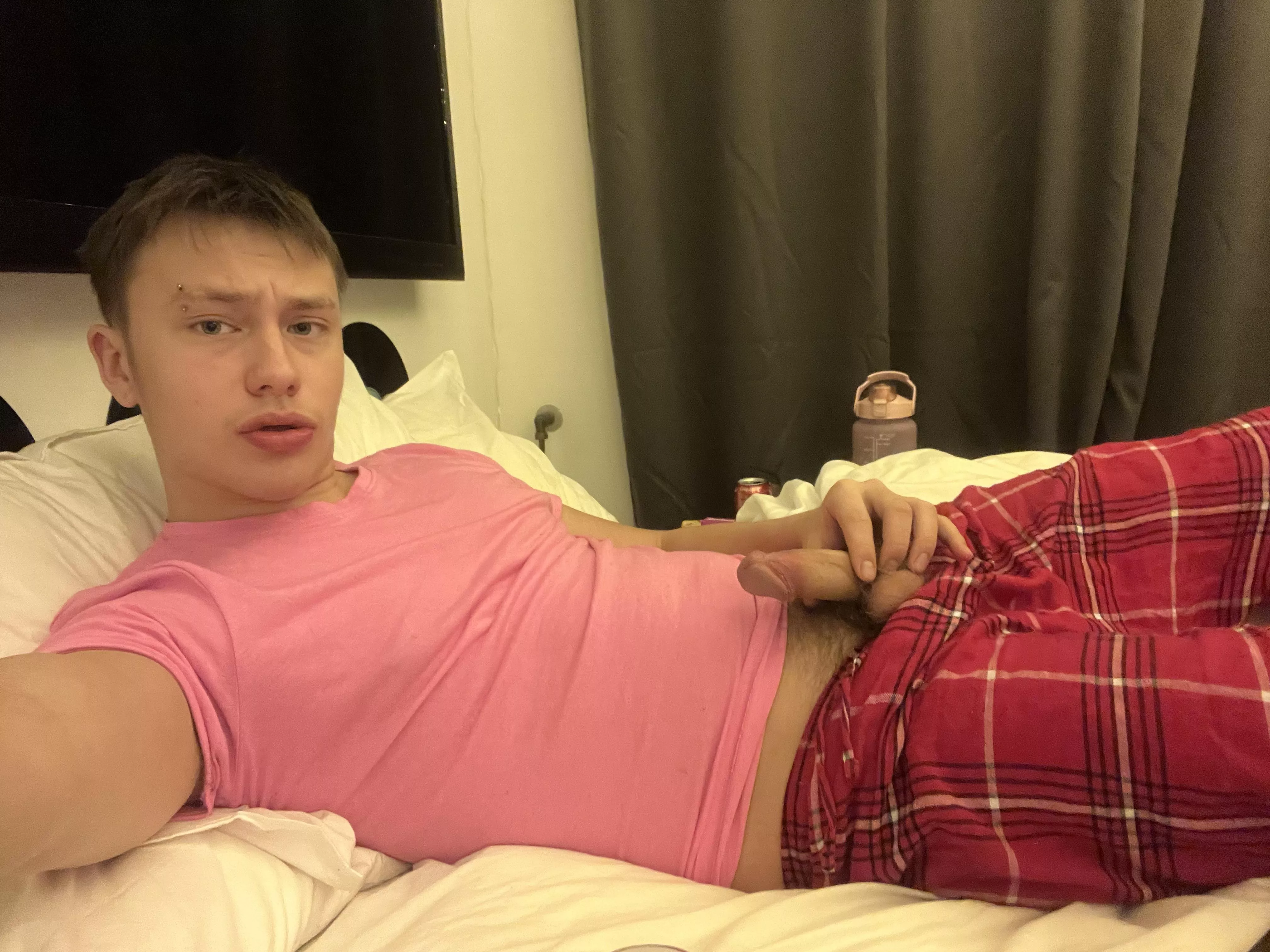 I drank so much water can I pee in any of your holes?😈🍆 posted by Jessdudez