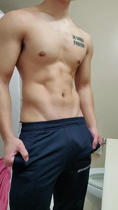 I love it when my cock starts to bulges during flexing by BenjiTales