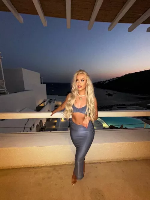 Long blonde hair and a long dress. by deepinsunshine