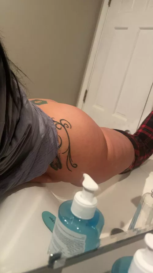 Morning stretches 🙆‍♀️🙆‍♀️ by kikicheekssfans