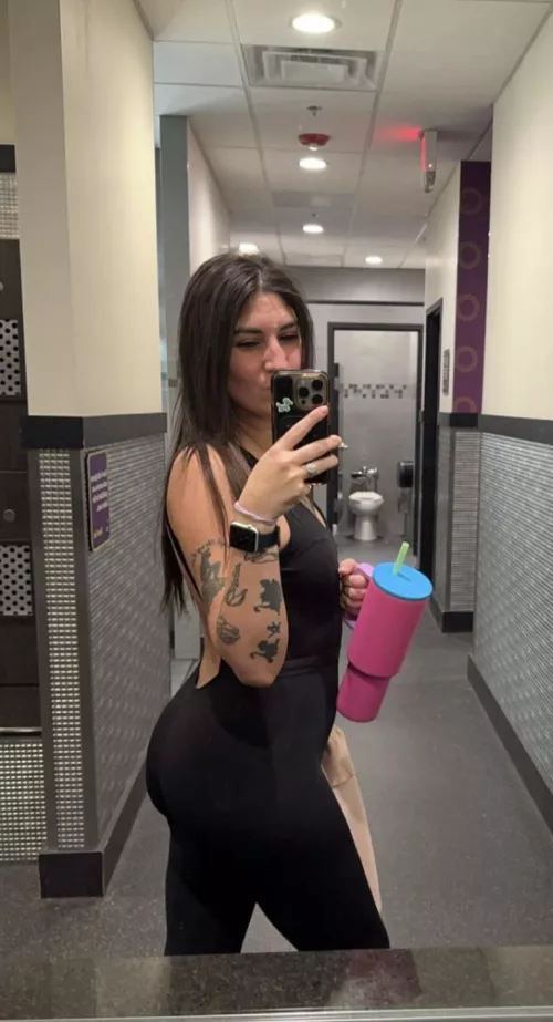 @PeekingCheeks on IG by bootycleavage