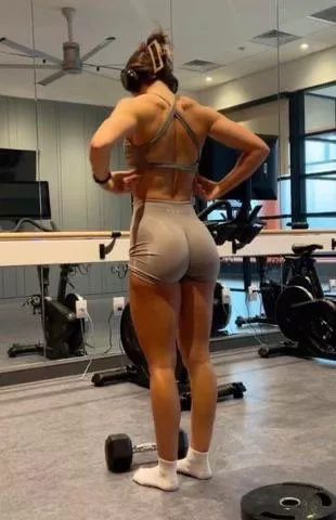 You guys really seem to like when i wear White (F) posted by PromotionOk3693