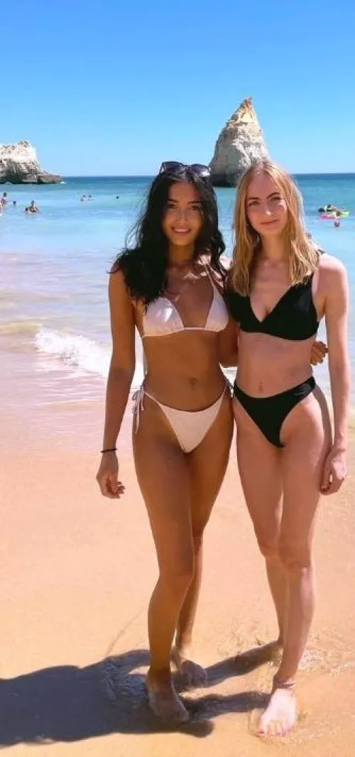 [2] Hot Bikini bodies by GloomyPharasing