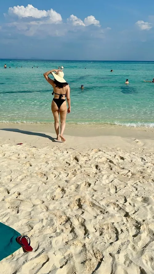 Beach baby 🍑 by vaishalisingh9881