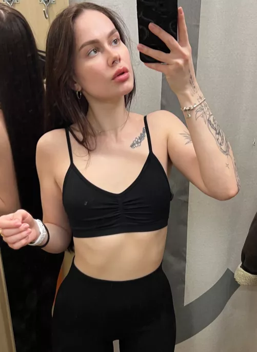 Chooaing new one in changing room by mikaethuim