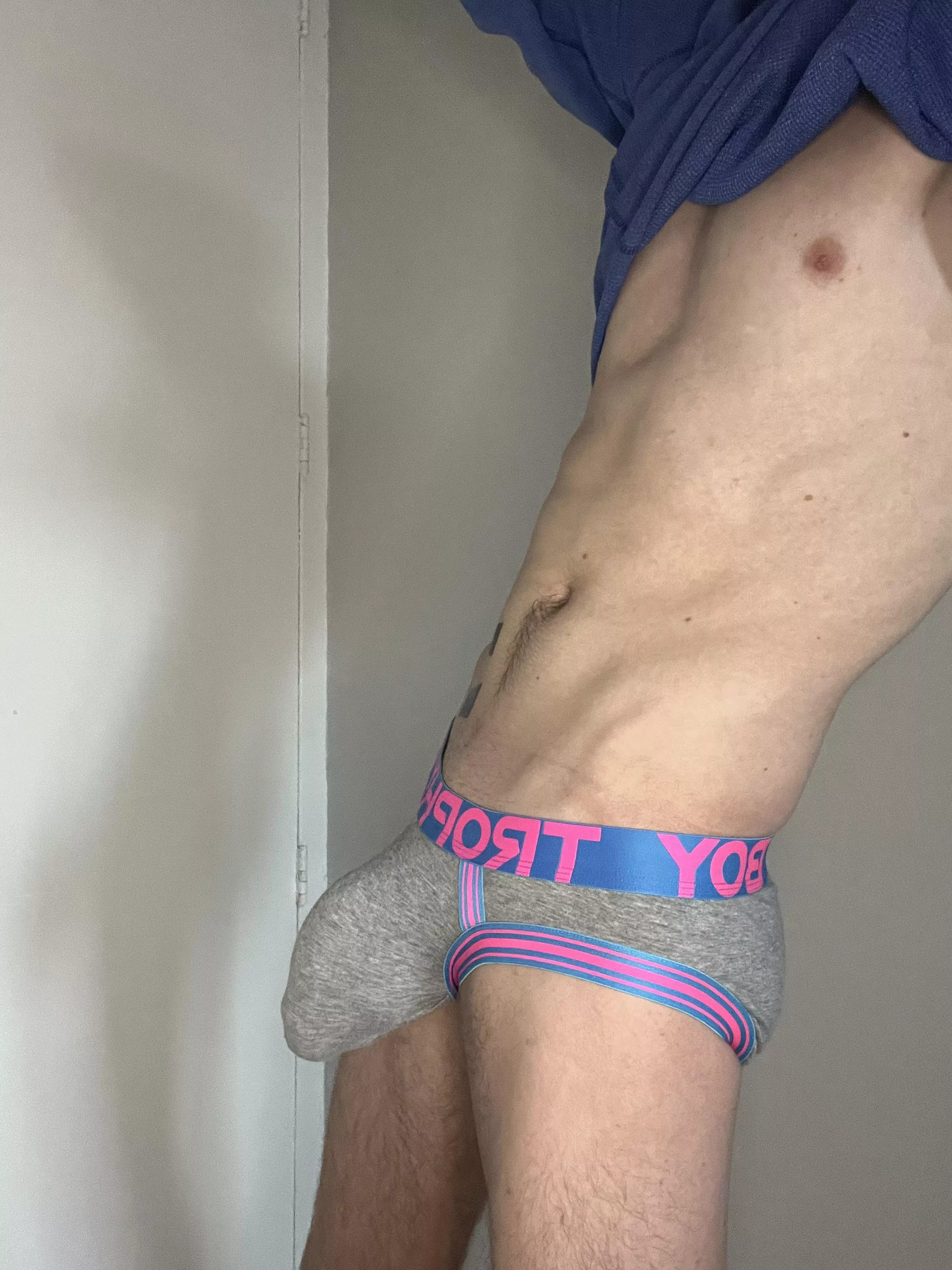 Do you like a twink with a massive bulge? posted by dariansells