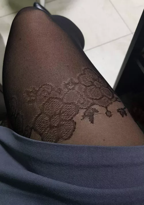 Flowers on my legs.. by missblackcatt