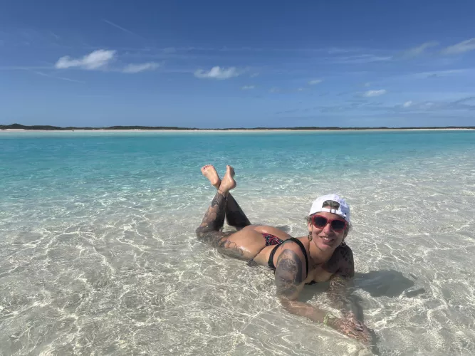 Hot in Bahamas by eleftheriacassie