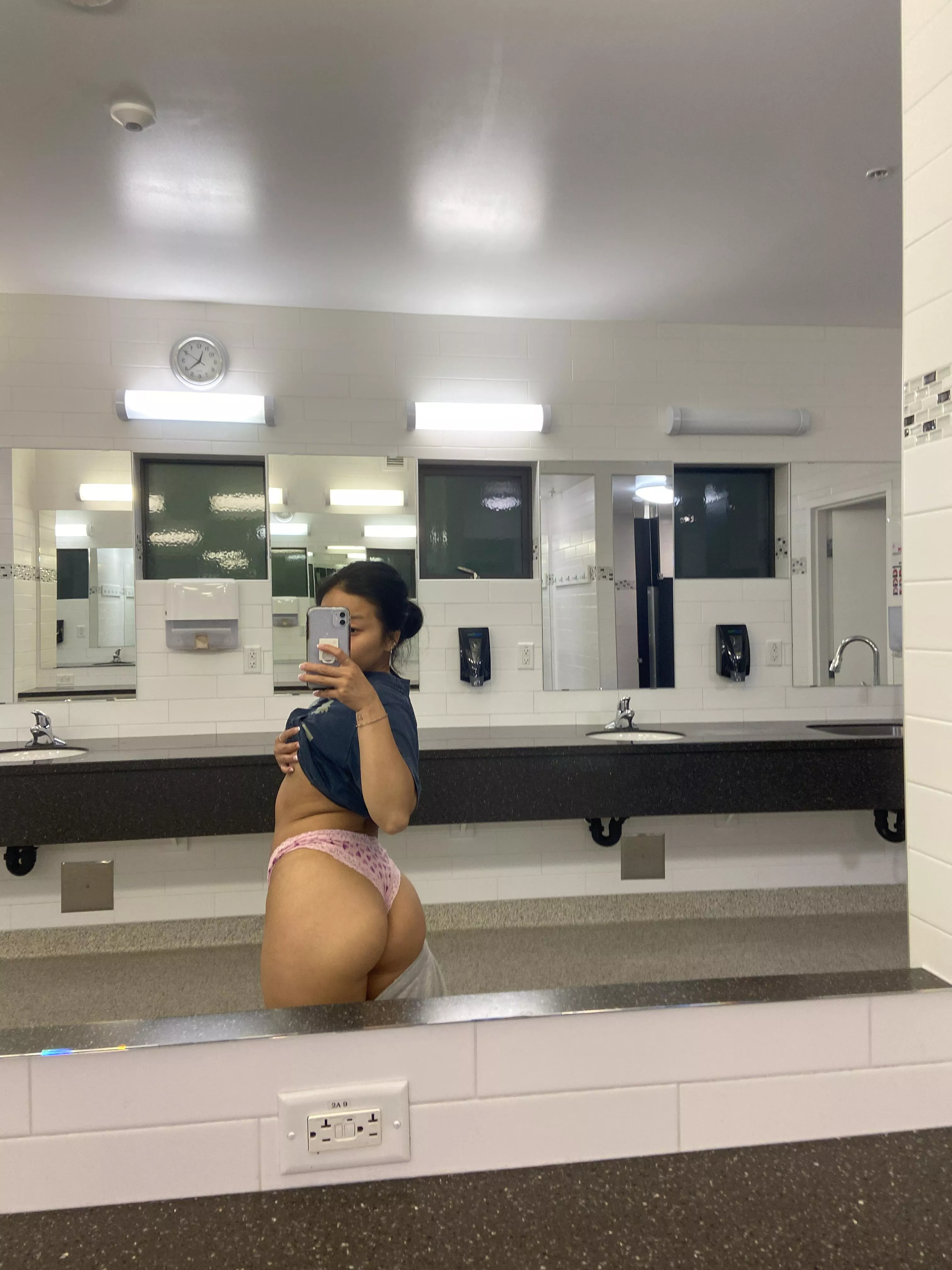 naughty bathroom pic! posted by tinayama