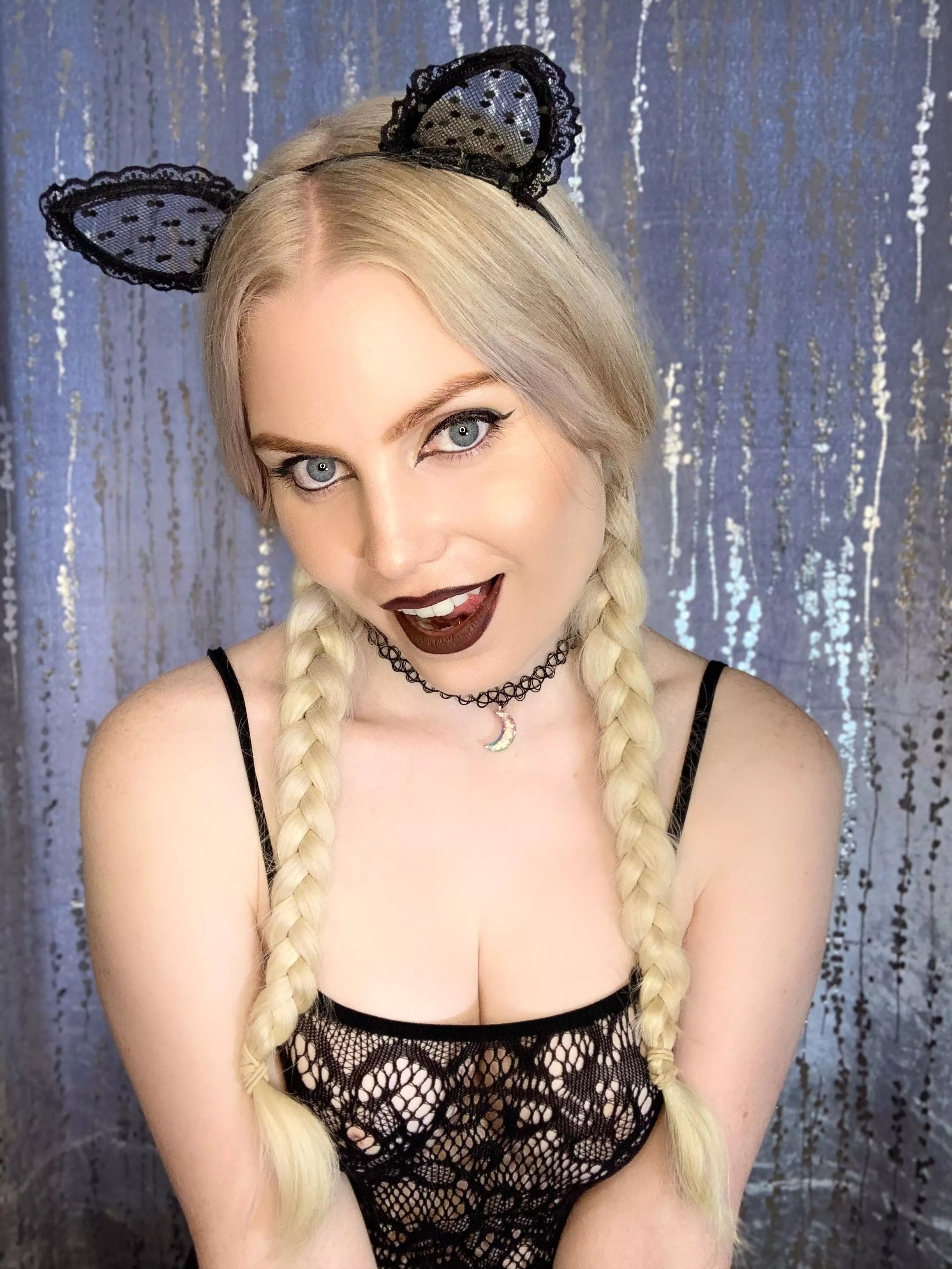 Sassy blonde posted by ittybityprettykitty