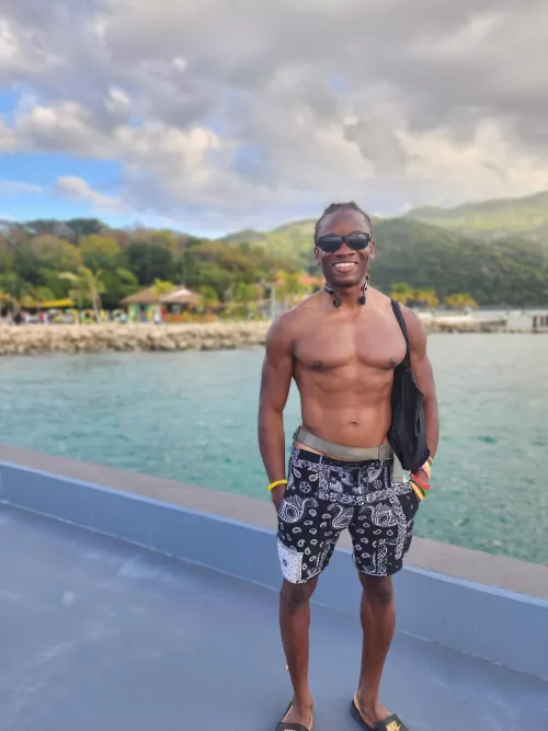 33 M Bull in Phx. 2/19-3/2 looking for the genuine couples and individuals. let's connect and meet w/ no expectations by 88onfleek