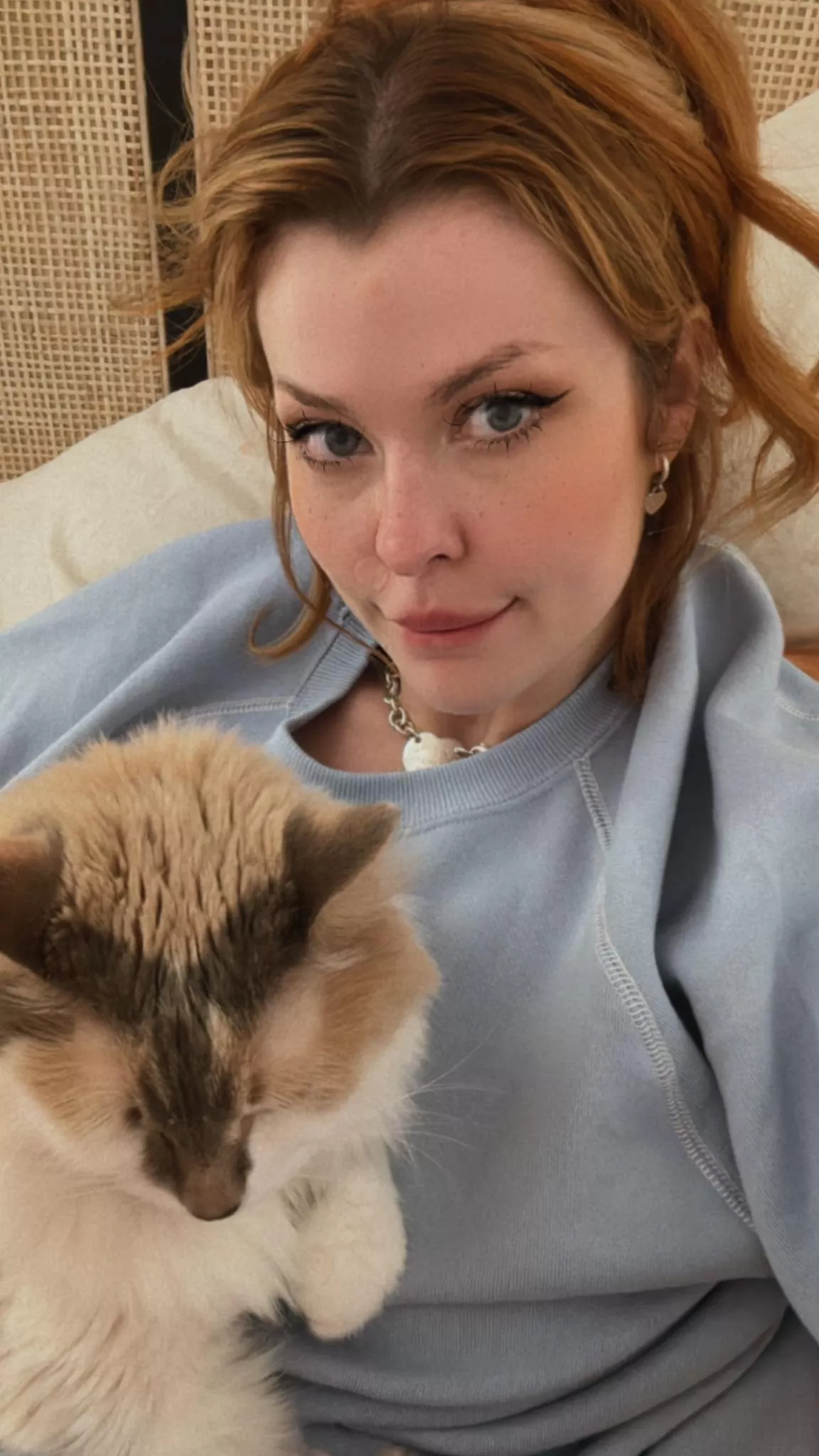 E l l y C l u t c h posted by x---1