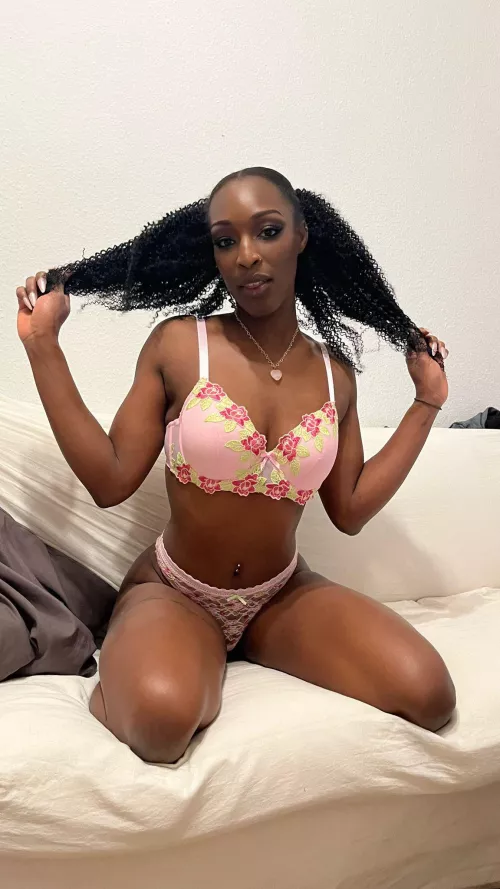 here I am your black queen by _StormySin