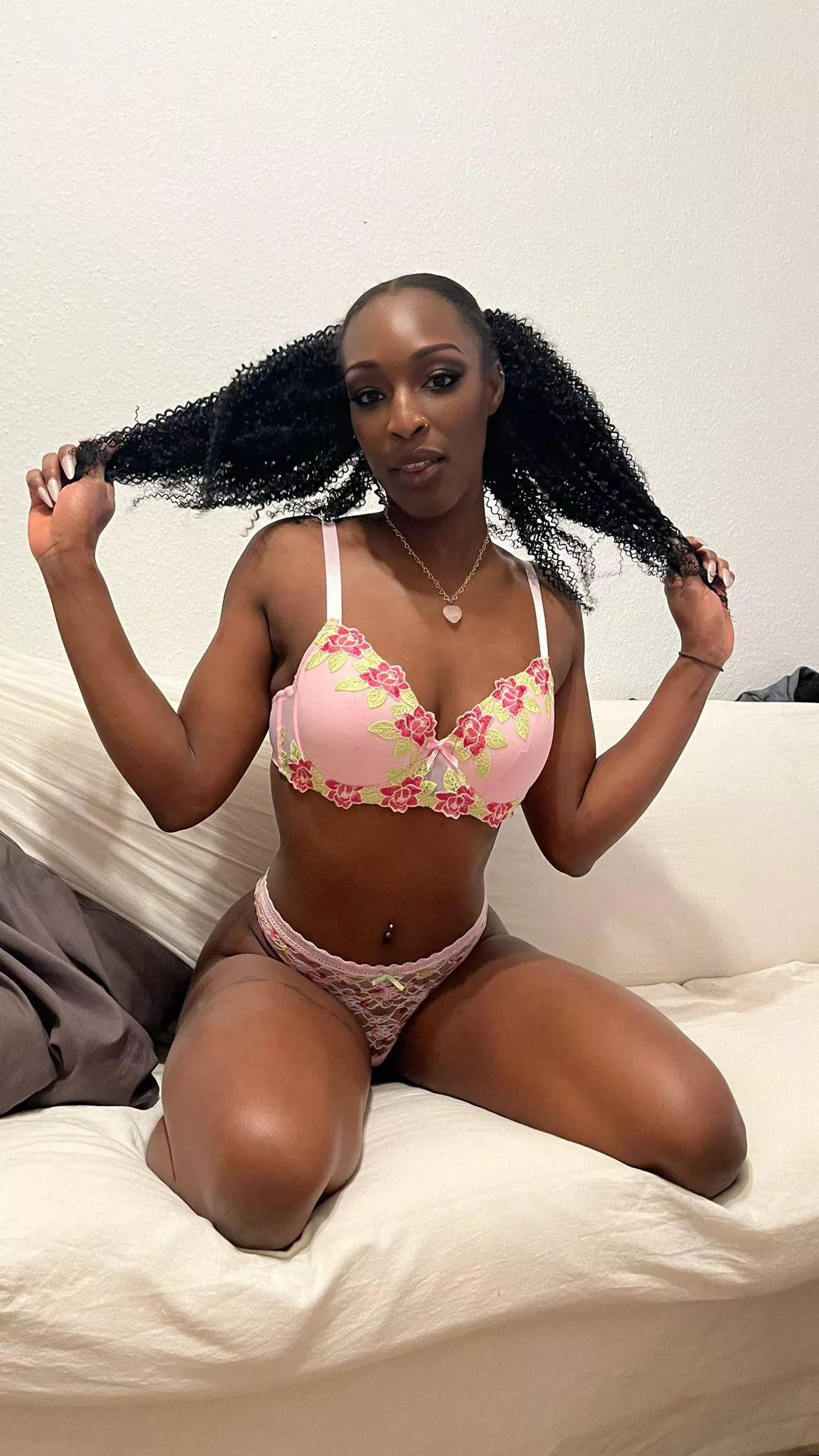 here I am your black queen posted by _StormySin