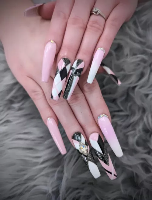 New Nails 🖤🩷 by KinkyKitaDoll