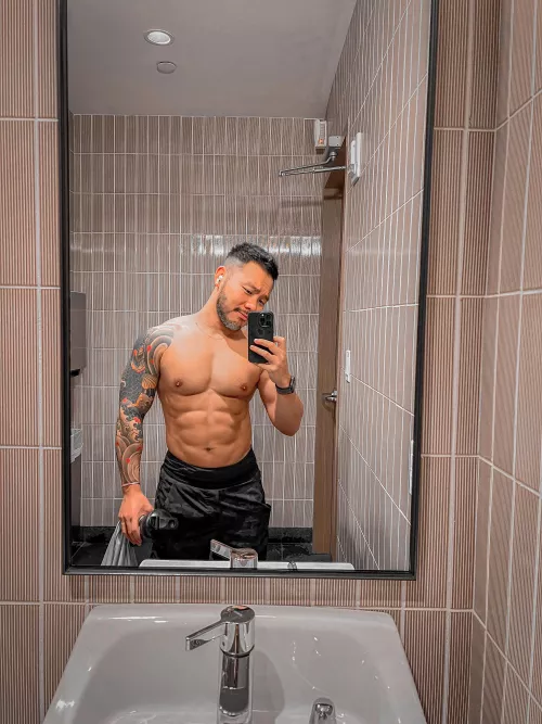 Newbie selfie. Any other weightlifting Gaysians out there? by PYE1994