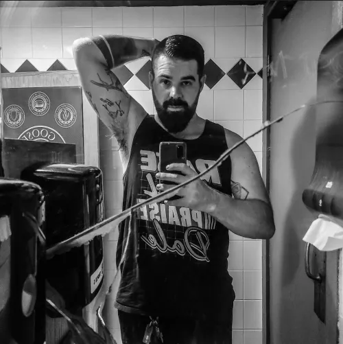 Shitty bathroom selfies - the classics never really go out of style, do they? by floro86