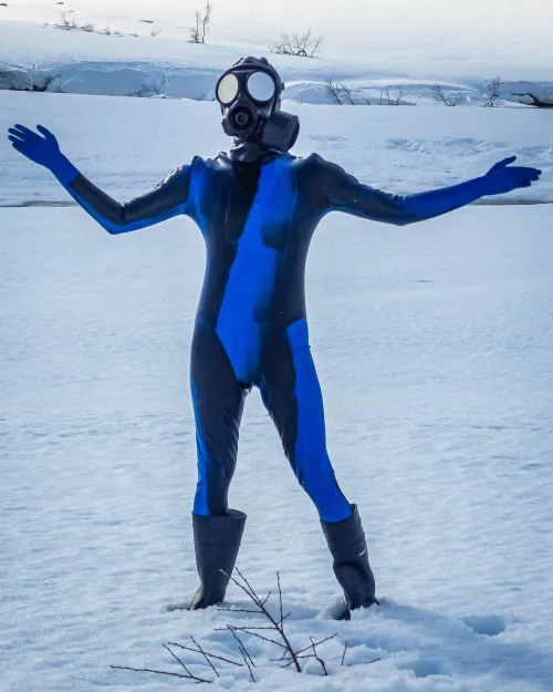 What's better to start the week with your favorite day #gasmaskmonday...? ☀️ by Rubberboxstuff