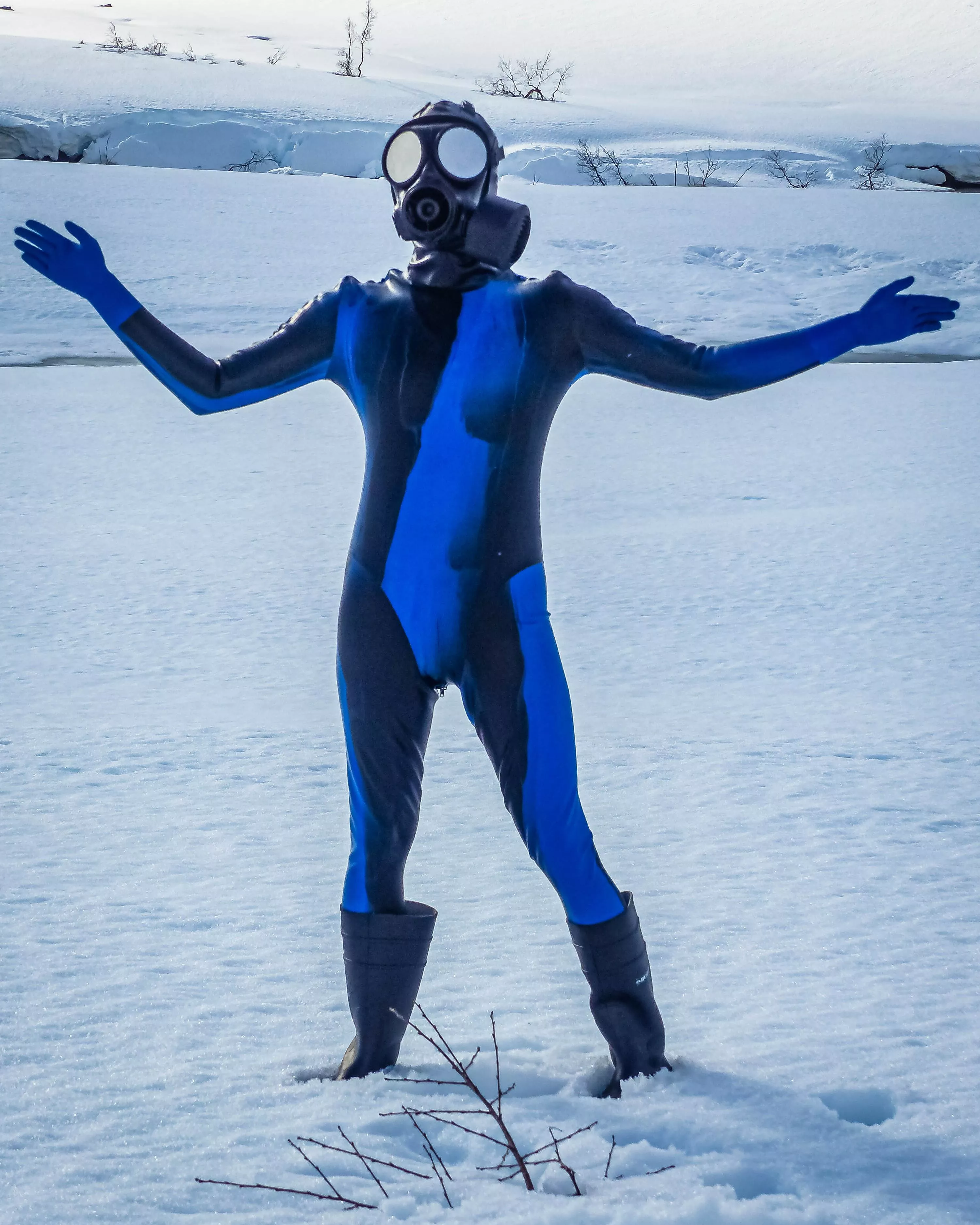 What's better to start the week with your favorite day #gasmaskmonday...? ☀️ posted by Rubberboxstuff