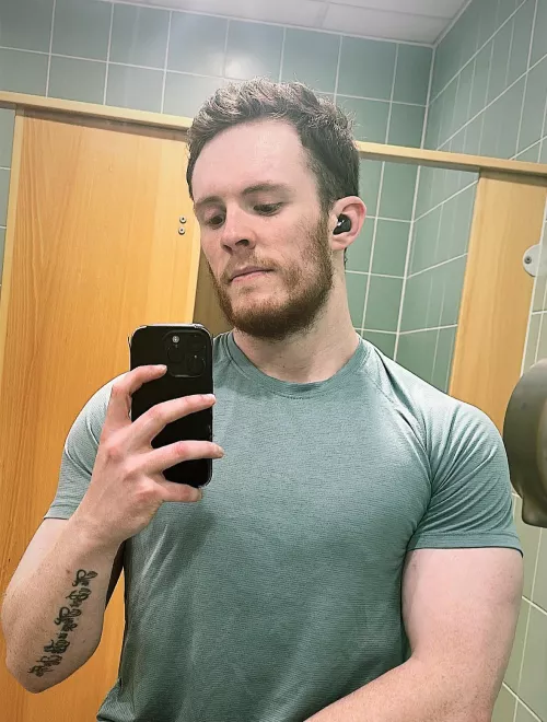 28 M Ireland, wanna make you cum. Older is preferred but not important. Snap davidreilly08 by D_rei1208