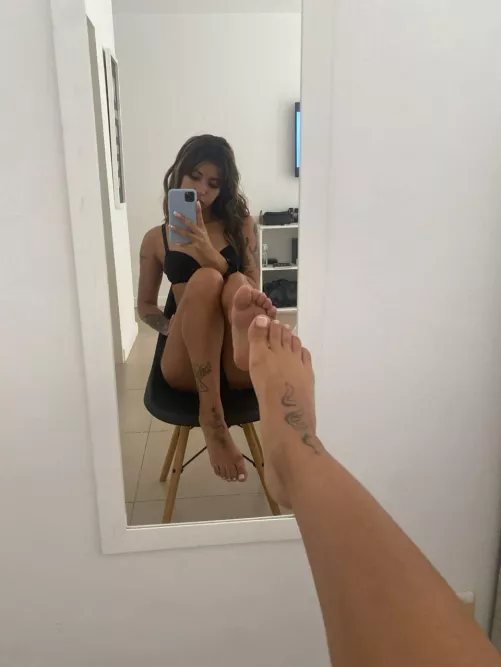 Are you into young sweety feet in a face? by cindy_red