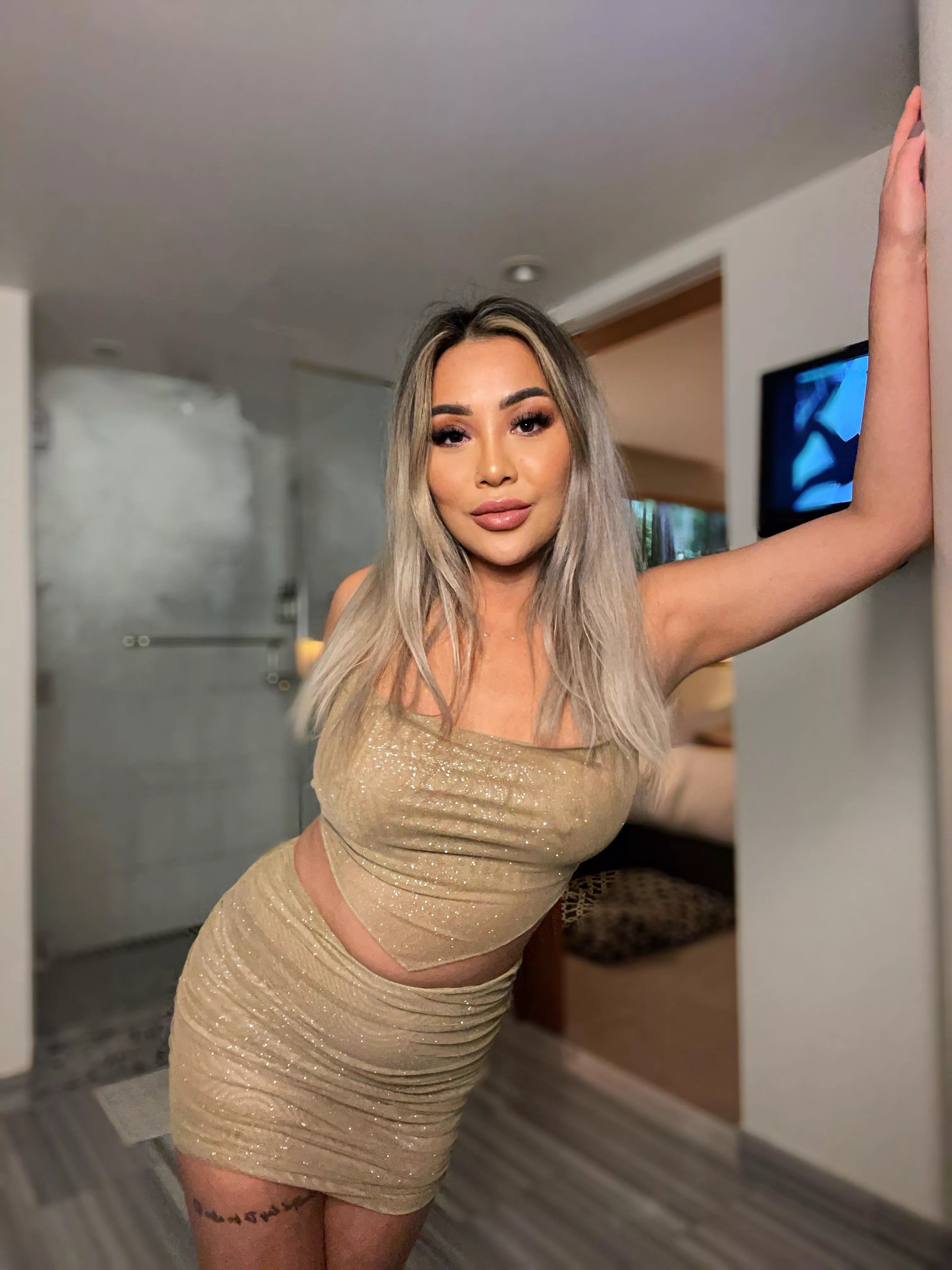 Can I be your golden girl? 🌟 posted by tiattnbae