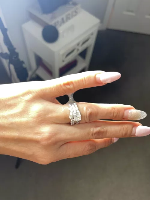 Cum shot on my ring 💦💦💦💍 by AriannaTheHousewife