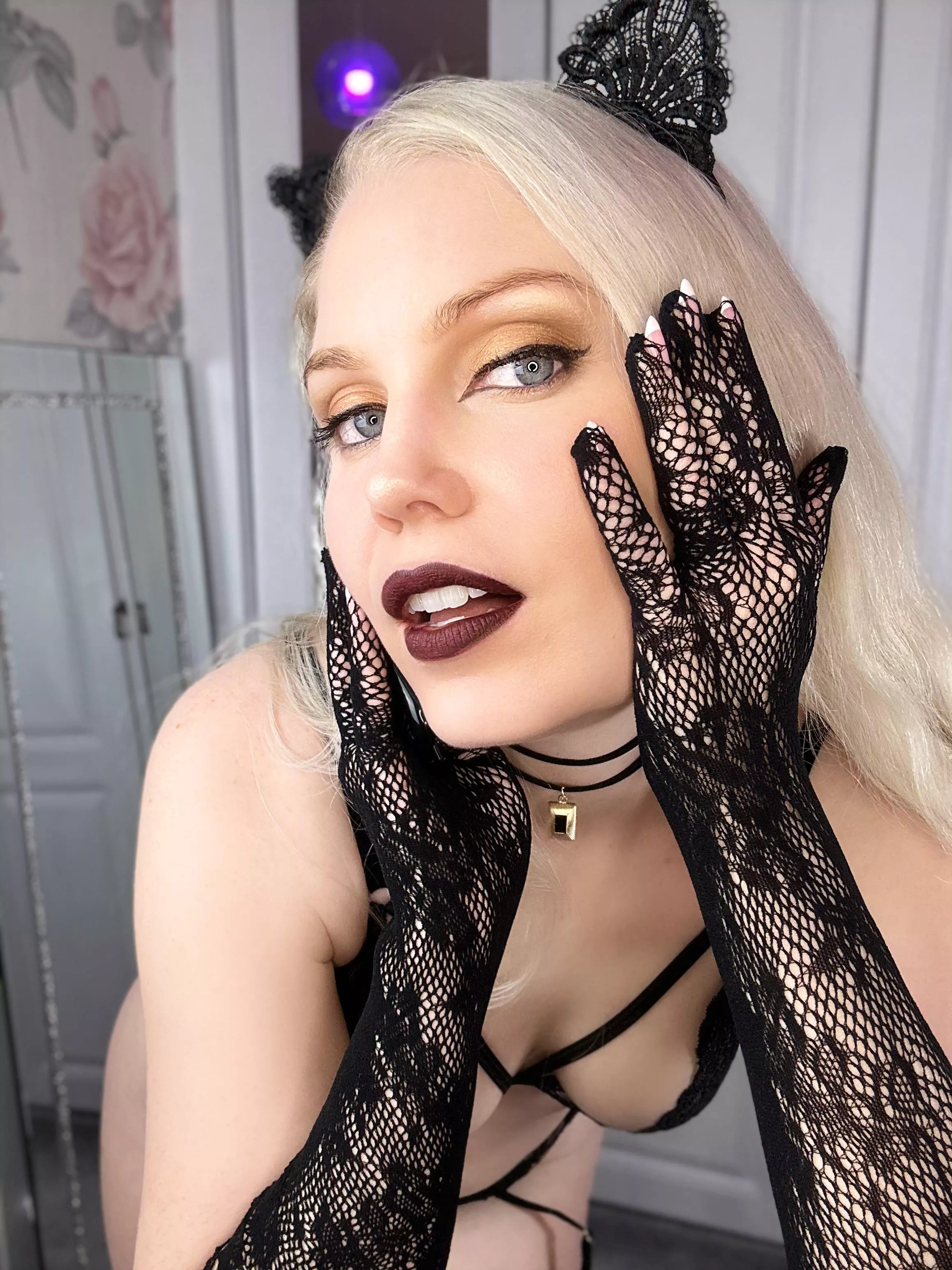 Do you like my fishnet gloves ? posted by ittybityprettykitty