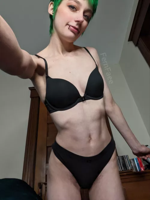 Do you like my plain black bra? [IRTR] by FernFaee