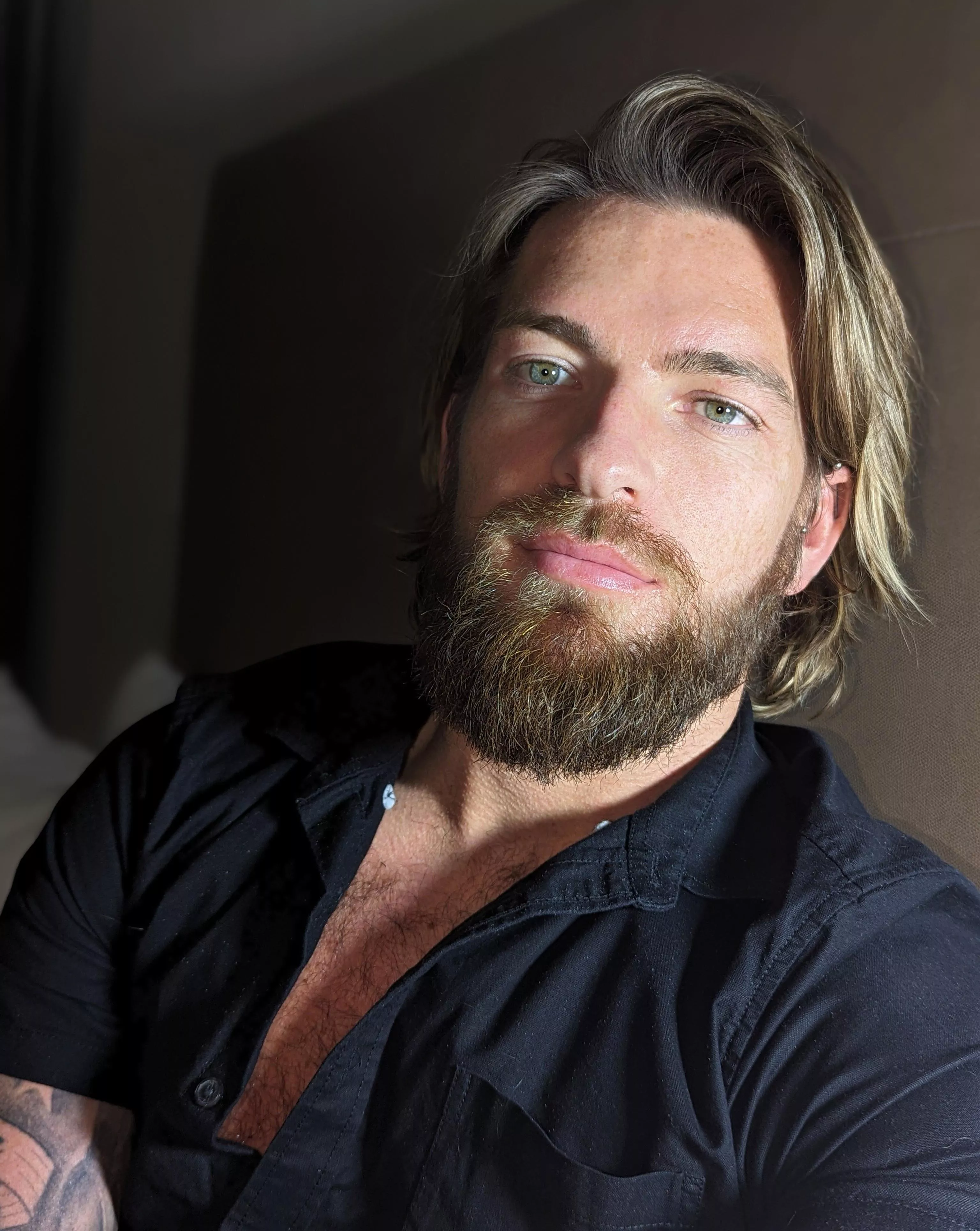 Got a hotel suite to myself. Need company... posted by sh_flex