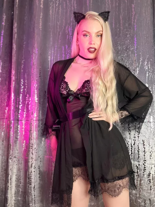 Hi there Master ! by ittybityprettykitty