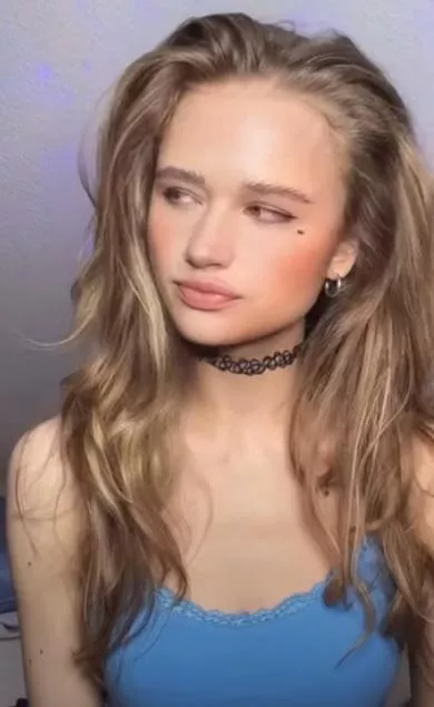 Julia Gisella posted by anonymredditbrowser