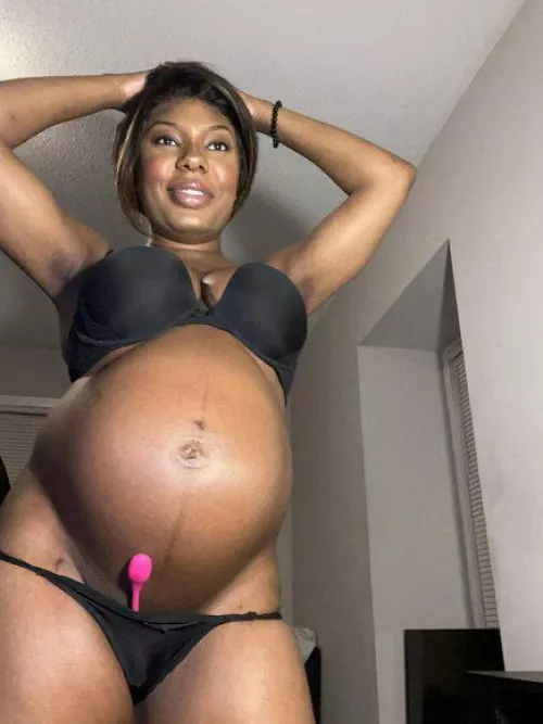 Look how happy I look while pregnant by Yellowjellybeangun