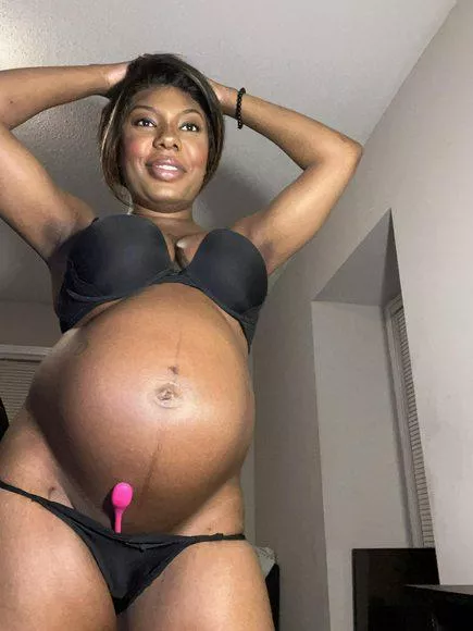 Look how happy I look while pregnant posted by Yellowjellybeangun