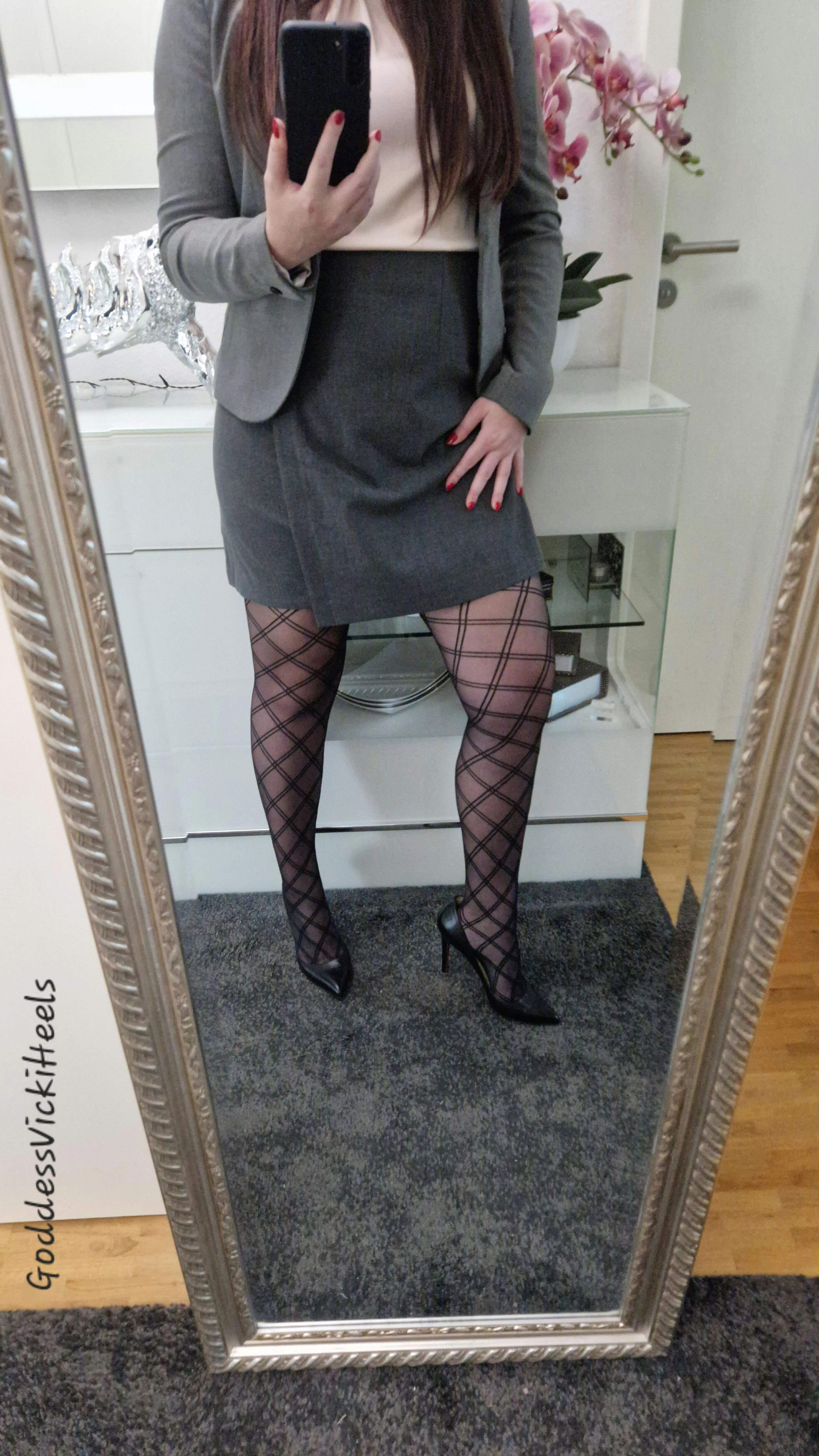 Turning heads in the office 💋 posted by GoddessVickiHeels