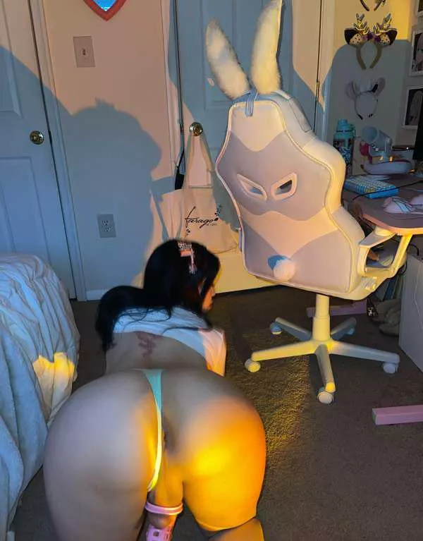 Baby play with that bussy while I’m caged 🤭 posted by elninovic