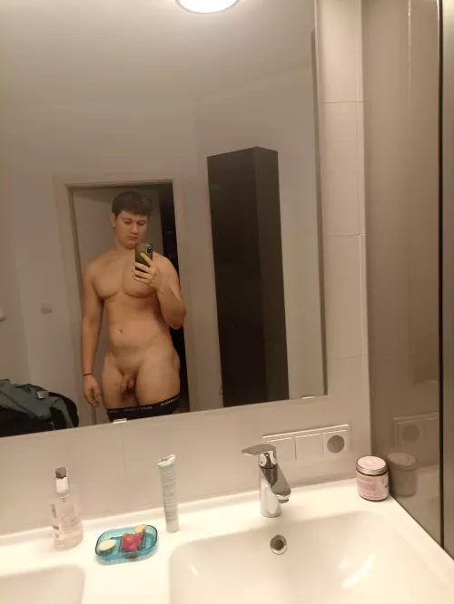 (m)18 is my body shape kinda weird? by Jakobgym