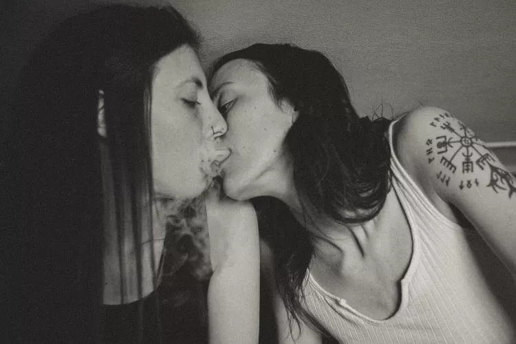 Make out in black and white by DCContentCreation