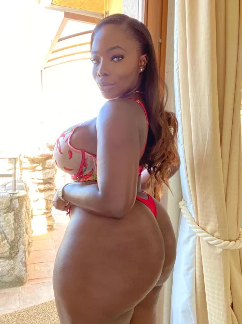 There's nothing better than a huge black ass by BinishAwe